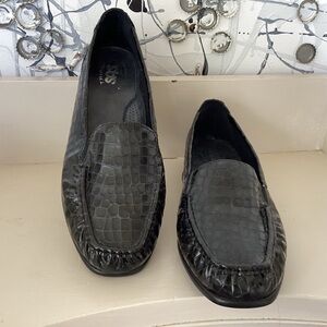SAS Black Croc Embossed Patent Leather Simplify Tripad Slip On Loafer EUC 9.5 W